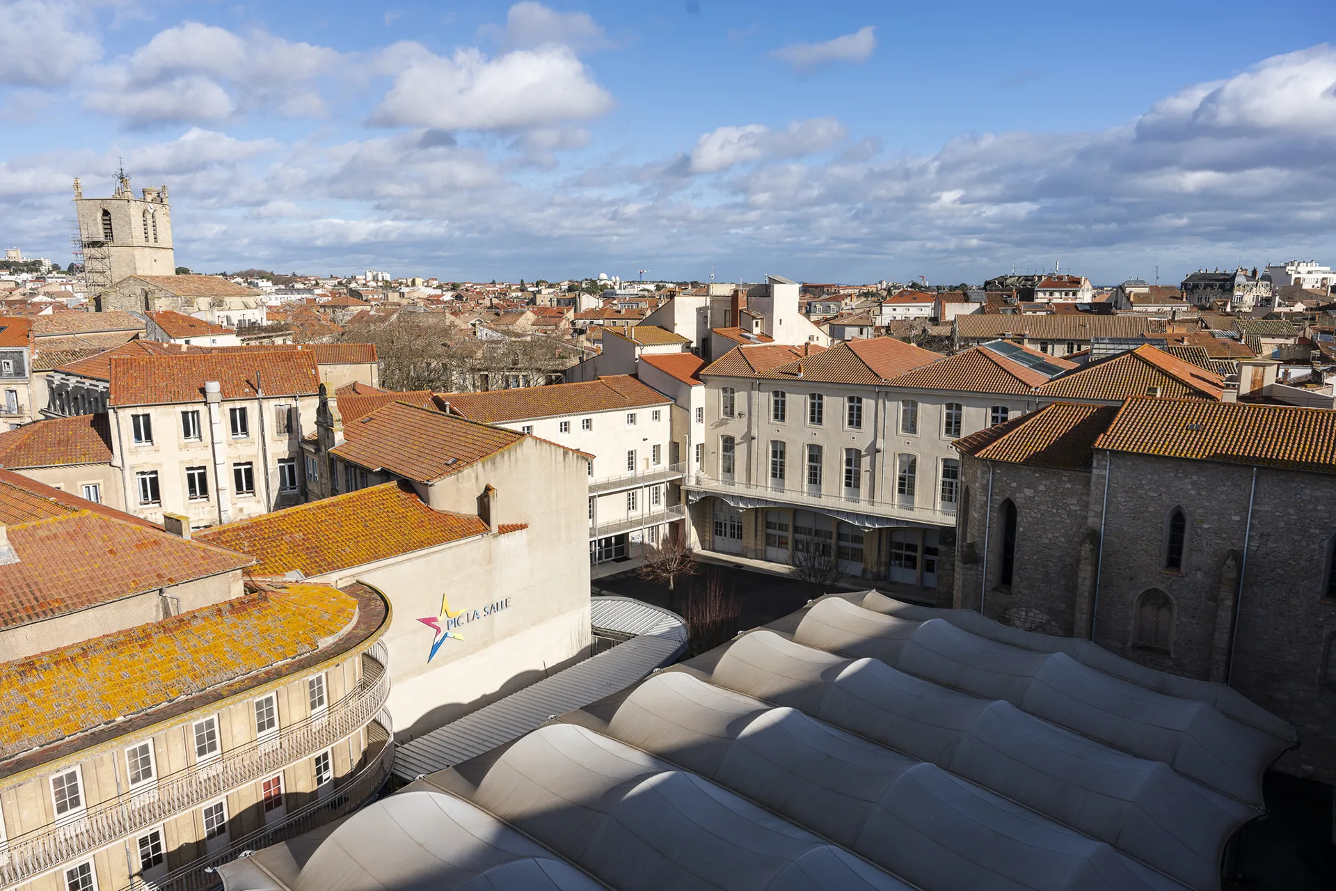 Vue aérienne du campus du collège Pic La Salle au cœur de Béziers, établissement scolaire privé catholique de la maternelle à la 3ème