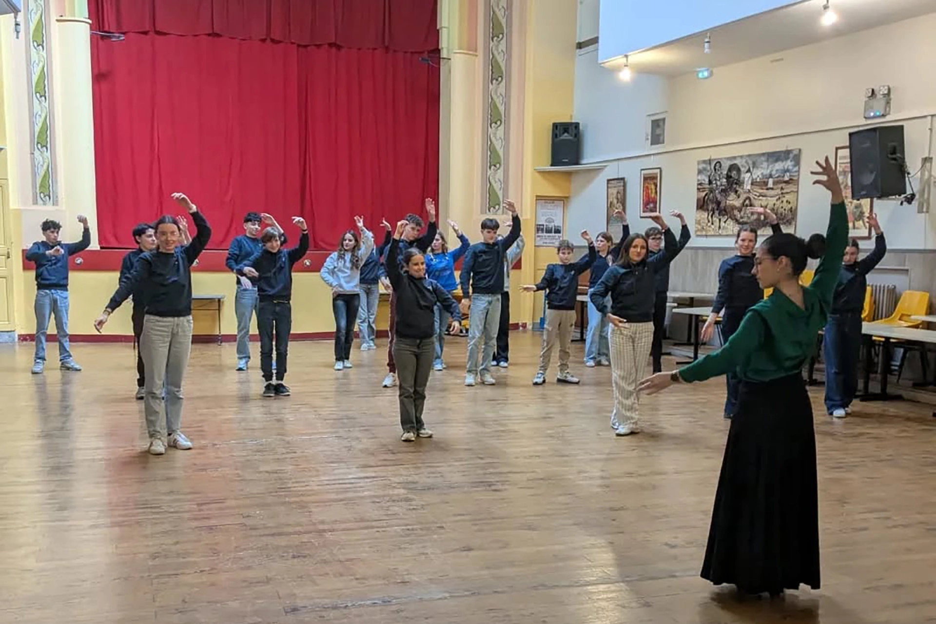 Header Right Image Anaïs guide les élèves de 3e euro espagnol du Collège Pic La Salle Béziers lors d'une initiation aux danses espagnoles à la colonie