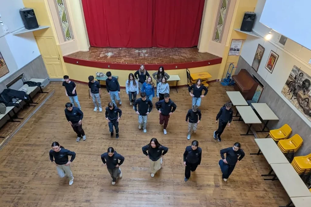 Élèves de 3e euro espagnol du Collège Pic La Salle Béziers en initiation aux sévillanes à la colonie espagnole de Béziers