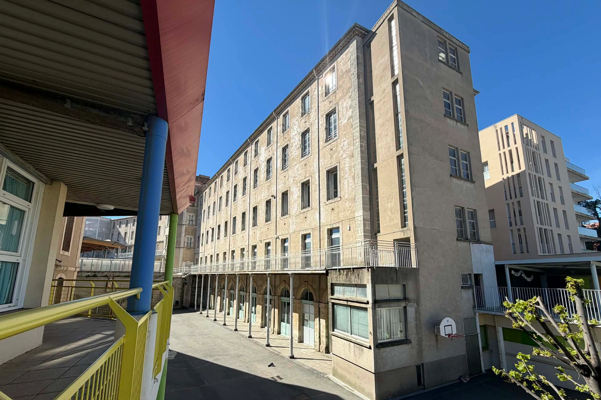 Bâtiment historique de l'ensemble scolaire Pic La Salle Béziers, vue depuis la cour