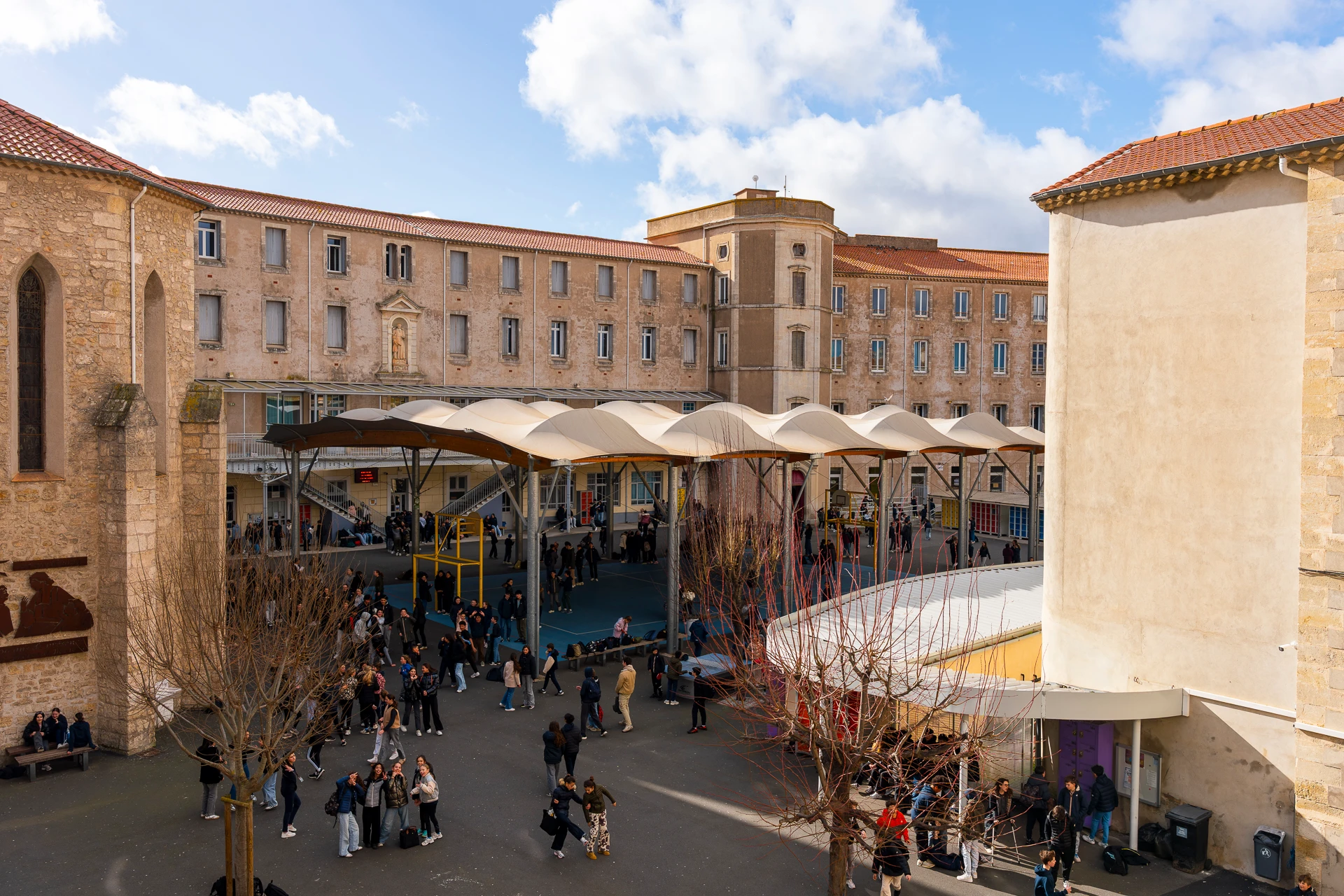 Cour de récréation animée du Collège Pic La Salle Béziers, au cœur de l'ensemble scolaire