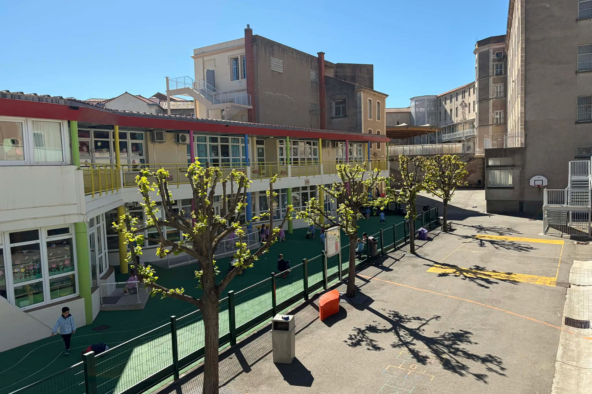 Cour de l'école primaire Pic La Salle Béziers, espace extérieur arboré et coloré
