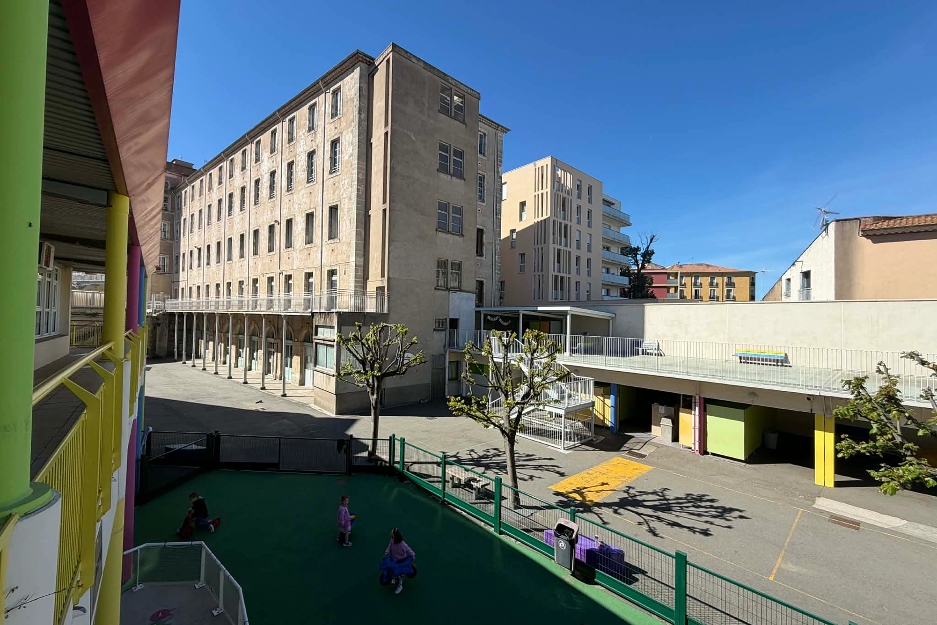Élèves en récréation dans la cour de la maternelle Pic La Salle Béziers