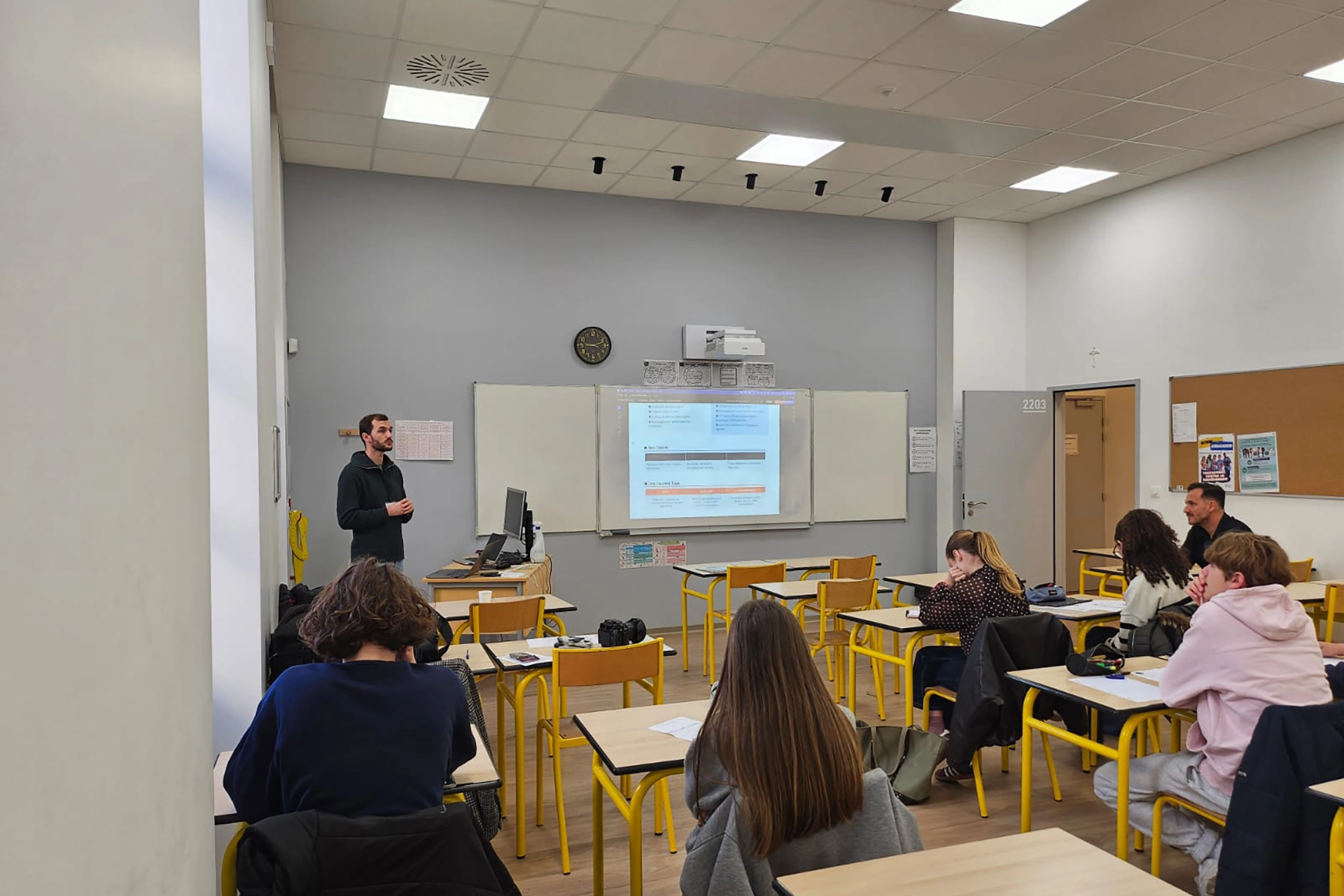 Header Right Image Un professionnel présente son métier aux élèves de 3e lors du Forum des métiers 2025 au Collège Pic La Salle Béziers