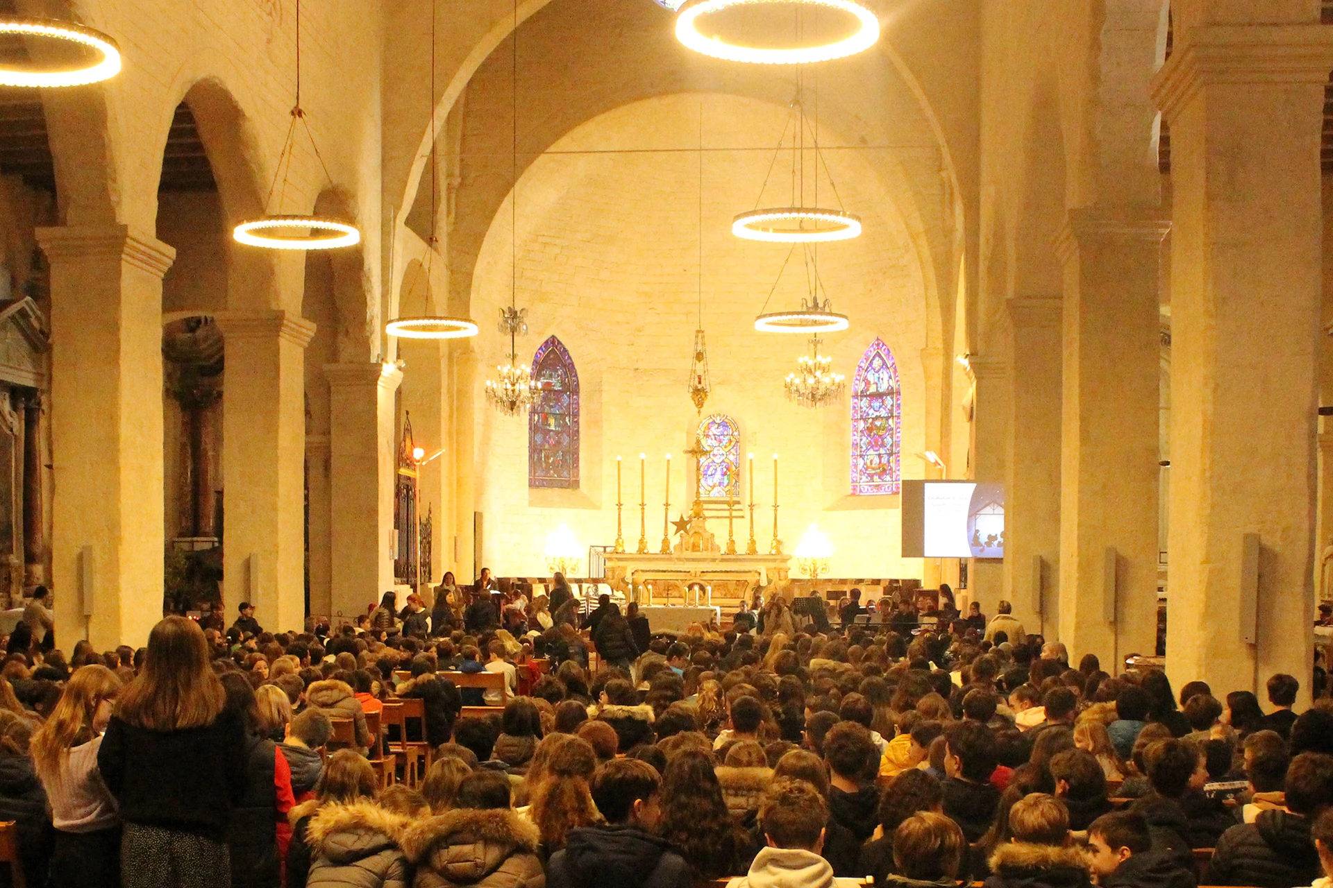 Célébration pastorale rassemblant les élèves du Pic La Salle Béziers dans une église, temps fort de la vie spirituelle de l'établissement