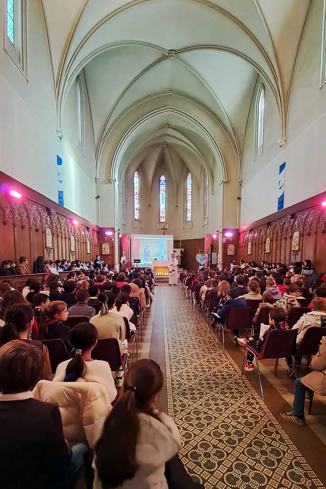 Élèves du Collège Pic La Salle Béziers rassemblés pour une célébration de Noël dans une église de Béziers