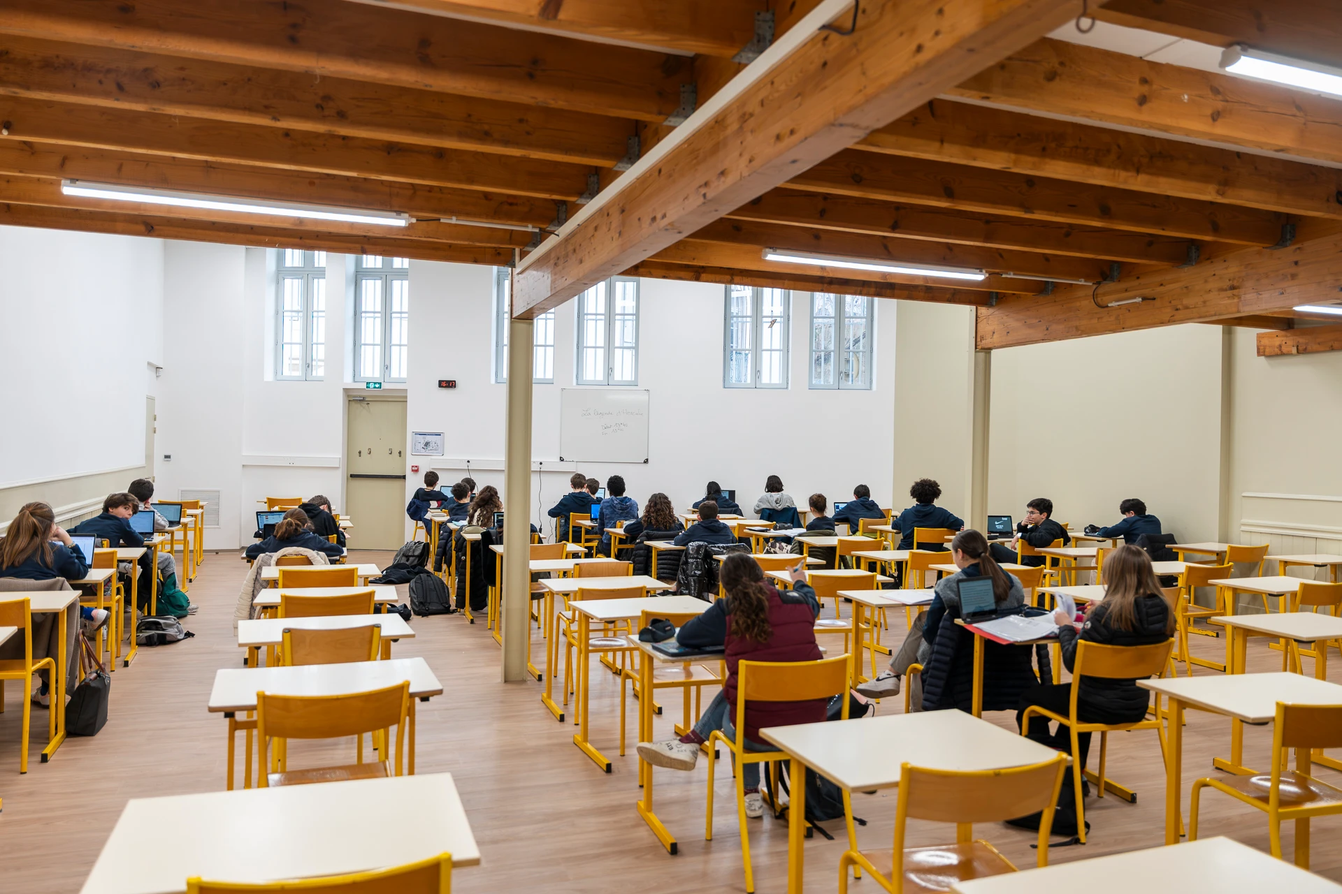 Élèves en classe au Collège Pic La Salle Béziers, dans un cadre structuré et bienveillant